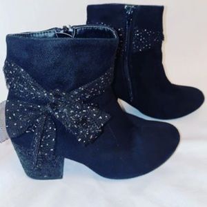 Kids black booties with bow and sparkles.